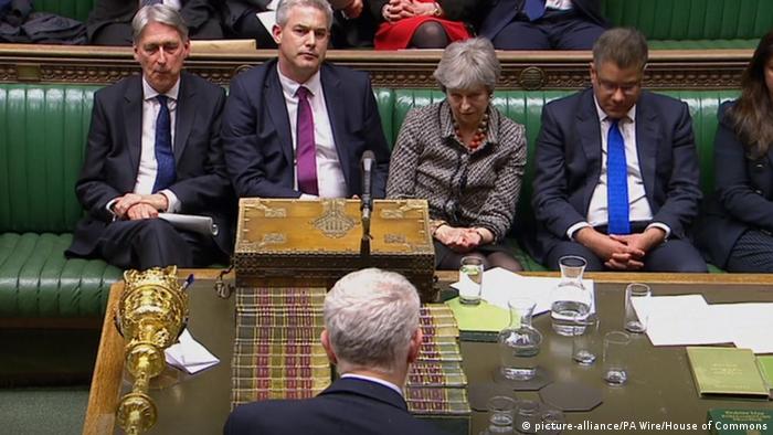 Großbritannien London Jeremy Corbyn spricht vor Theresa May im Unterhaus (picture-alliance/PA Wire/House of Commons)