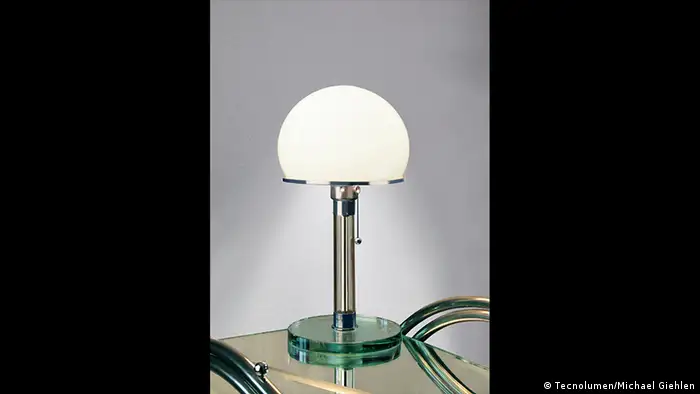 Halbkugeliger Glaslampenschirm auf Metallständer mit rundem GlasuntersatzBauhaus-Lizenzen (Tecnolumen/Michael Giehlen)