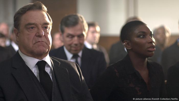 Film scene from Black Earth Rising, with John Goodman as Michael Ennis and Michaela Coel as Kate Ashby (picture-alliance/Everett Collection/Netflix)