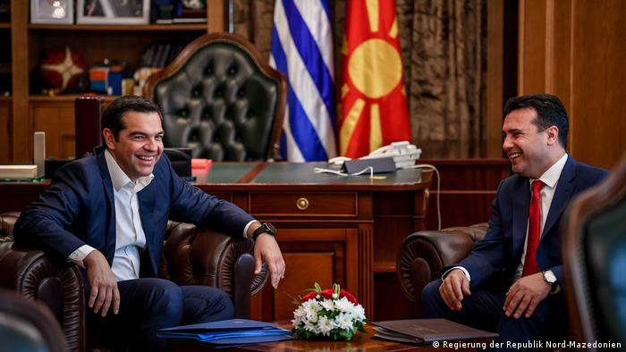 Aleksis Tsipras i Zoran Zaev pred zastavama Grčke - i Sunca Makedonije koji se vije na zastavi Sjeverne Makedonije.