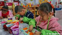 (160420) -- SHIJIAZHUANG, April 20, 2016 -- Children use recycled paper to make handicrafts at Binhe Kindergarden in Zhangjiakou City, north China s Hebei Province, April 20, 2016. A course was set up in the kindergarden to teach kids using waste paper to make recycled paper, in order to raise children s awareness of environmental protection. ) (whj) CHINA-HEBEI-CHILDREN-RECYCLED PAPER (CN) yangxshiyao PUBLICATIONxNOTxINxCHN
160420 Shijiazhuang April 20 2016 Children Use Recycled Paper to Make Handicrafts AT Binh kinder garden in Zhangjiakou City North China S Hebei Province April 20 2016 a Course what Set up in The kinder garden to Teach Kids Using Waste Paper to Make Recycled Paper in Order to Raise Children S Awareness of Environmental Protection WHJ China Hebei Children Recycled Paper CN YangxShiyao PUBLICATIONxNOTxINxCHN