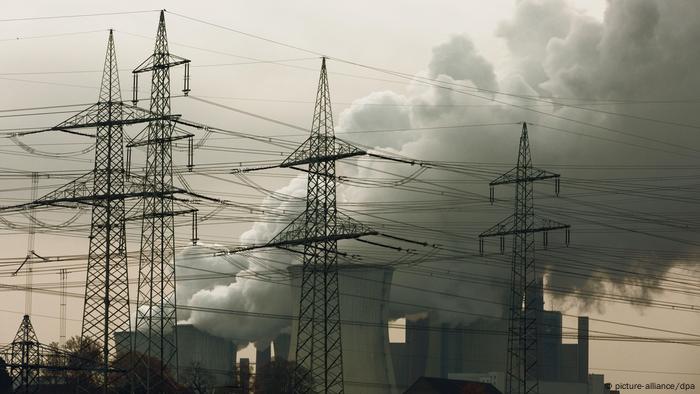 Braunkohlenkraftwerk von RWE , Braunkohlekraftwerk, Neurath in NRW, CO2-Ausstoss