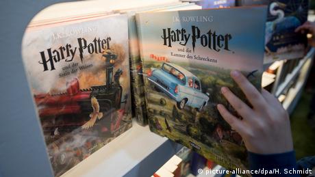 Ein Kind liest in einem Harry Potter-Buch