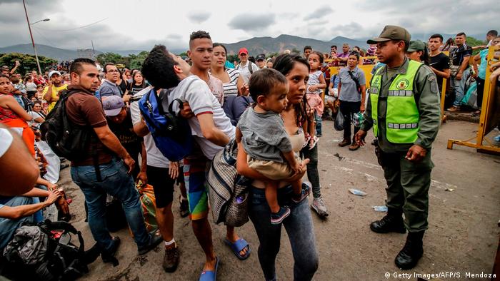 Venezuela Flüchtlinge an der Grenze zu Kolumbien bei Cucuta am Fluss Tachira