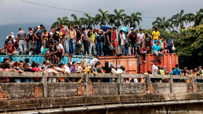 Venezuela Flüchtlinge an der Grenze zu Kolumbien bei Cucuta am Fluss Tachira