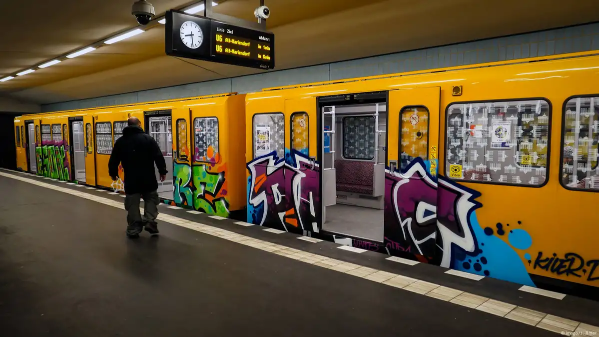 Berlin Train Surfers Stage a Picnic on the Roof of a Speeding Subway Car -  Bloomberg