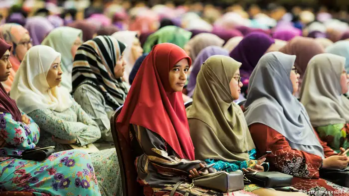 Muslim women listening to speech held by Sultan Hassanal Bolkiah - Neue Gesetze