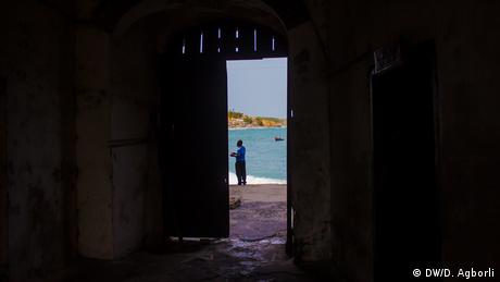 View through a narrow door to the ocean (DW/D. Agborli)