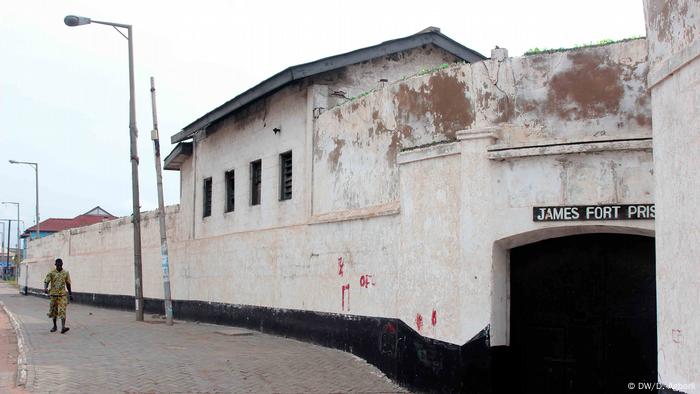 Outside walls of the whitewashed walls of Fort James (DW/D. Agborli)