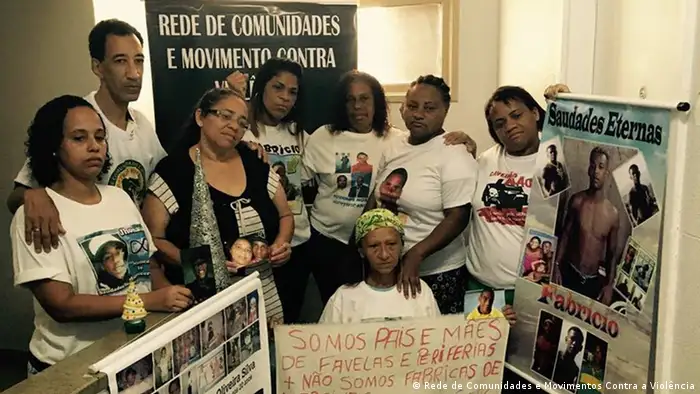 Mütter, deren Kinder von Polizeibeamten bei illegalen Aktionen in Brasilien hingerichtet wurden