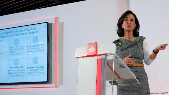 Die Vorsitzende der spanischen Santander Bank Ana Botin präsentiert die Ergebnisse der Santander-Gruppe für 2018 während einer Pressekonferenz. (imago/Agencia EFE)