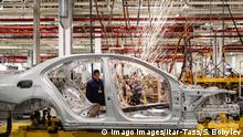 MOSCOW REGION, RUSSIA - APRIL 3, 2019: Workers welding in an assembly room of a Mercedes-Benz plant of the Daimler AG German automotive corporation in the Yesipovo industrial park. Sergei Bobylev/TASS PUBLICATIONxINxGERxAUTxONLY TS0A6BE9 