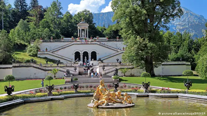 Garden of Linderhof Palace with golden fountain (picture-alliance/imageBROKER)