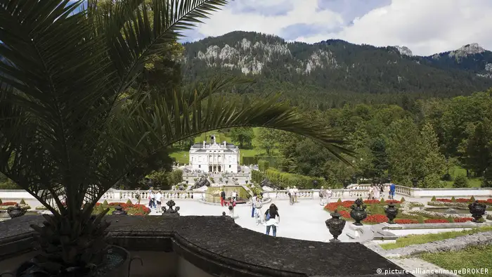 View over the garden of Linderhof palace (picture-alliance/imageBROKER)