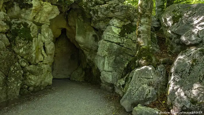 Entrance of the Venus Grotto in the garden of Linderhof palace (picture-alliance/imageBROKER)