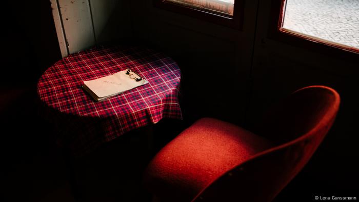 Stuhl mit rotem Filz an einem runden Tisch mit bunt karierten Tischtuch. (Foto: Lena Ganssmann)