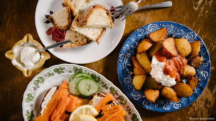 Auswahl an veganen Tapas mit gebratenen Kartoffelecken, Weißbrot und geschmorten Möhren. (Foto: Lena Ganssmann)