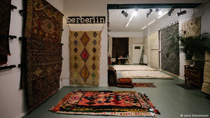 Sales room with colorful carpets on the floor and on the walls, and a neon sign reading berberlin.(Foto: Lena Ganssmann)