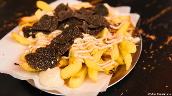 chips with truffles and white sauce (Foto: Lena Ganssmann)
