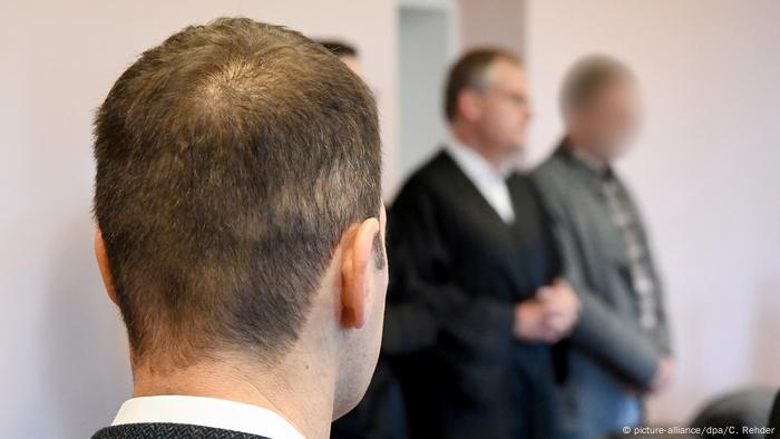 Prozess um unrechtmäßige Pistolenlieferungen, Sig Sauer Waffenlieferung (picture-alliance/dpa/C. Rehder)