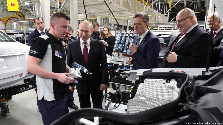 April 2019, pre samo četiri godine: ruski predsednik Vladimir Putin u poseti fabrici Mercedes Benc u Moskovskoj oblasti - desno je tadašnji nemački ministar privrede Peter Altmajer