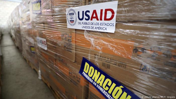 Foto simbólica de una donación con el logo de USAID