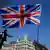 Die Fahne Großbritanniens weht am Parliament Square in London