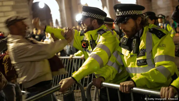 Polizisten und Brexit-Befürworter geraten bei einer Demonstration Ende März in London aneinander (Foto: Getty Images/D. Kitwood)