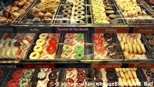 Süßes Gebäck und Donuts, Auslage im Flughafen, Jakarta, Java, Indonesien, Asien | Verwendung weltweit, Keine Weitergabe an Wiederverkäufer.