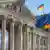 Флаги Германии и Евросоюза перед зданием Рейхстага в Берлине
