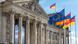 Reichstagsgebäude in Berlin mit den Flaggen von der EU, Armenien und Deutschland