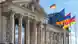 Reichstagsgebäude in Berlin mit den Flaggen von der EU, Armenien und Deutschland