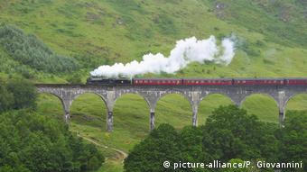 Schottland: Der Jacobite Steam Train fährt über das Glenfinnan Viaduct