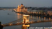 Ausblick bei Dämmerung von Buda auf Kettenbrücke, Pester Donauufer und Parlament, Budapest, Ungarn, Europa | Verwendung weltweit, Keine Weitergabe an Wiederverkäufer.