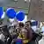 Jovens com balões azuis e cartaz "We love EU"
