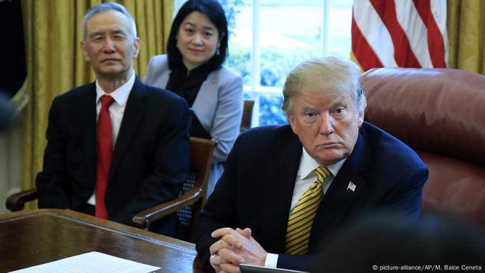 USA, Washington: Donald Trump trifft Liu He im Weißen Haus (picture-alliance/AP/M. Balce Ceneta)