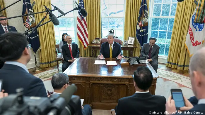 USA, Washington: Donald Trump trifft Liu He im Weißen Haus (picture-alliance/AP/M. Balce Ceneta)