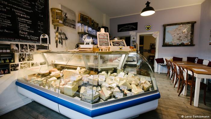 cuts of cheese behind a glass counter (Lena Ganssmann)