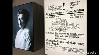 Portrait Rosa Lucemburg und Werbung für ein Vegetarisches KochbuchWeimar Eröffnung Neues Bauhaus Museum Rosa Luxemburg