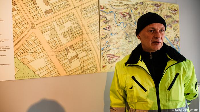 Dietmar Arnold stand in front of a city plan (Lena Ganssmann)