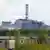 ARCHIV Verlassene Gebaeude vor dem Atomkraftwerk von Tschernobyl, aufgenommen am 10. Mai 2007. Immer wieder kommt es in Atomkraftwerken und Wiederaufbereitungsanlagen zu gravierenden Stoerfaellen. Die Reaktorkatastrophe von Tschernobyl vom April 1986 gilt eine der schlimmsten Umweltkatastrophen aller Zeiten. (AP Photo/Efram Lukatsky) zu APD4339 ** FILE This May 10, 2007 file photo shows a general view of empty houses in the town of Pripyat and the closed Chernobyl nuclear power plant in the background. (AP Photo/Efrem Lukatsky, File)