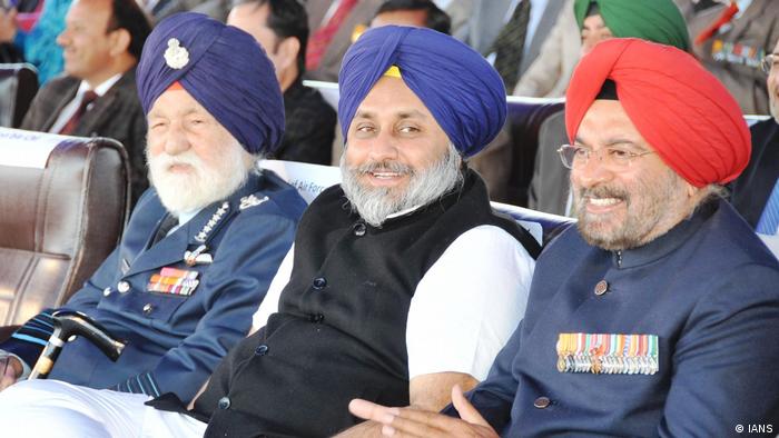 Indien Sukhbir Singh Badal, Arjan Singh und General J J Singh (IANS)
