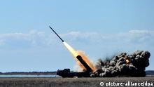 04.04.2019, Odessa, Ukraine, ---: Das modernisierte Mehrfachraketensystem Vilkha-M (MLRS) startet während des Raketentests in der Region Odessa. +++ dpa-Bildfunk +++
