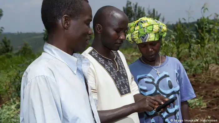 Ruanda Bauern mit Smartphone