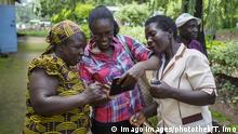 Baeuerinnen erhalten per SMS Nachricht auf dem Handy Informationen zum Wetter. Bukura Agricultural Training Centre in Kakamega County, 16.05.2017. KEIN MODEL RELEASE vorhanden, NO MODEL RELEASE available, NO MODEL RELEASE, Kakamega County Kenia PUBLICATIONxINxGERxSUIxAUTxONLY Copyright: xThomasxImo/photothek.netx
Farmers get per SMS Message on the Handy Information to Weather Agricultural Training Centre in Kakamega County 16 05 2017 no Model Release AVAILABLE No Model Release available No Model Release Kakamega County Kenya PUBLICATIONxINxGERxSUIxAUTxONLY Copyright xThomasxImo netx