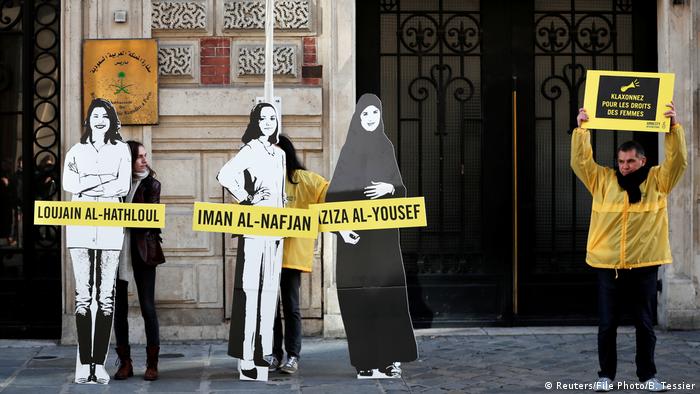 Demonstranten von Amnesty International protestieren am Internationalen Frauentag in Paris vor der saudi-arabischen Botschaft