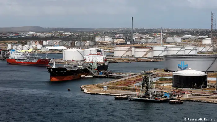 Curacao Ölschiffe von PDVSA terminal in Willemstad