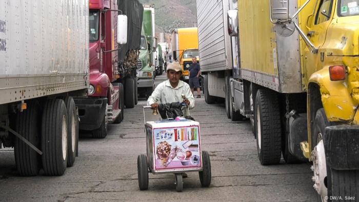 Mexiko LKW-Fahrer an der Grenze zu den USA (DW/A. Sáez )