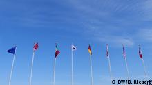 G7 Außenminister Dinard Frankreich. Acht Flaggen in der Flaute an der Küstenpromenade. Symbolbild für Kommentar G7 in der Flaute. Bitte nur dafür verwenden. Aufgenommen am 06.04.2019. Foto: Bernd Riegert, DW, alle Rechte.