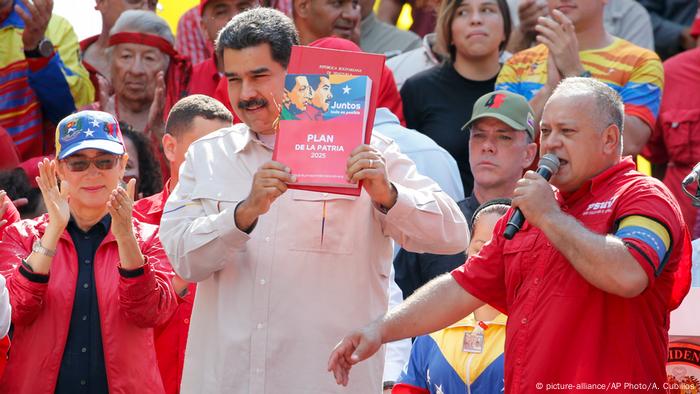 Venezuela Rede von Nicolas Maduro in Caracas (picture-alliance/AP Photo/A. Cubillos)